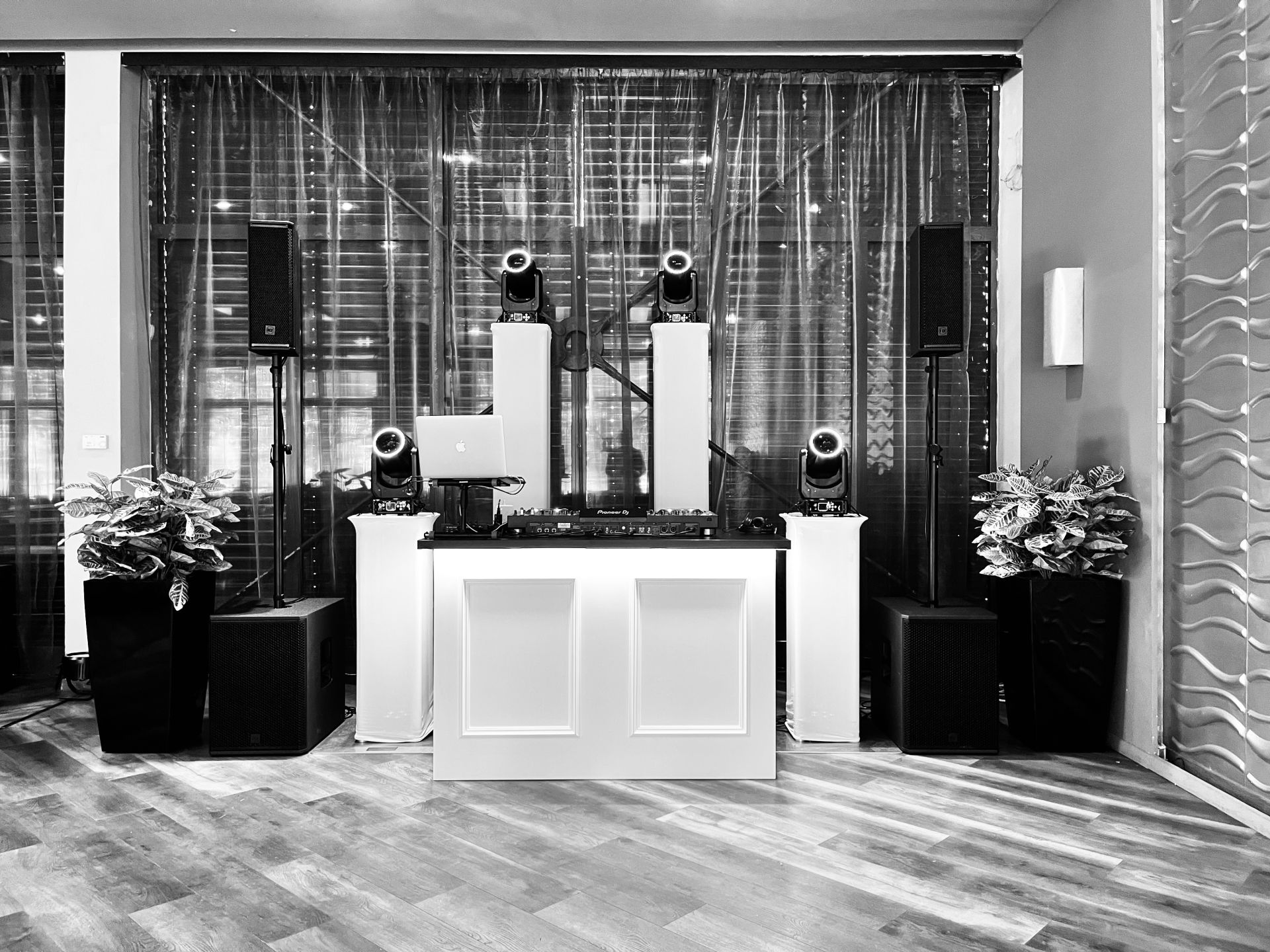 elegans-eskuvoi-dj-signature-dj-booth